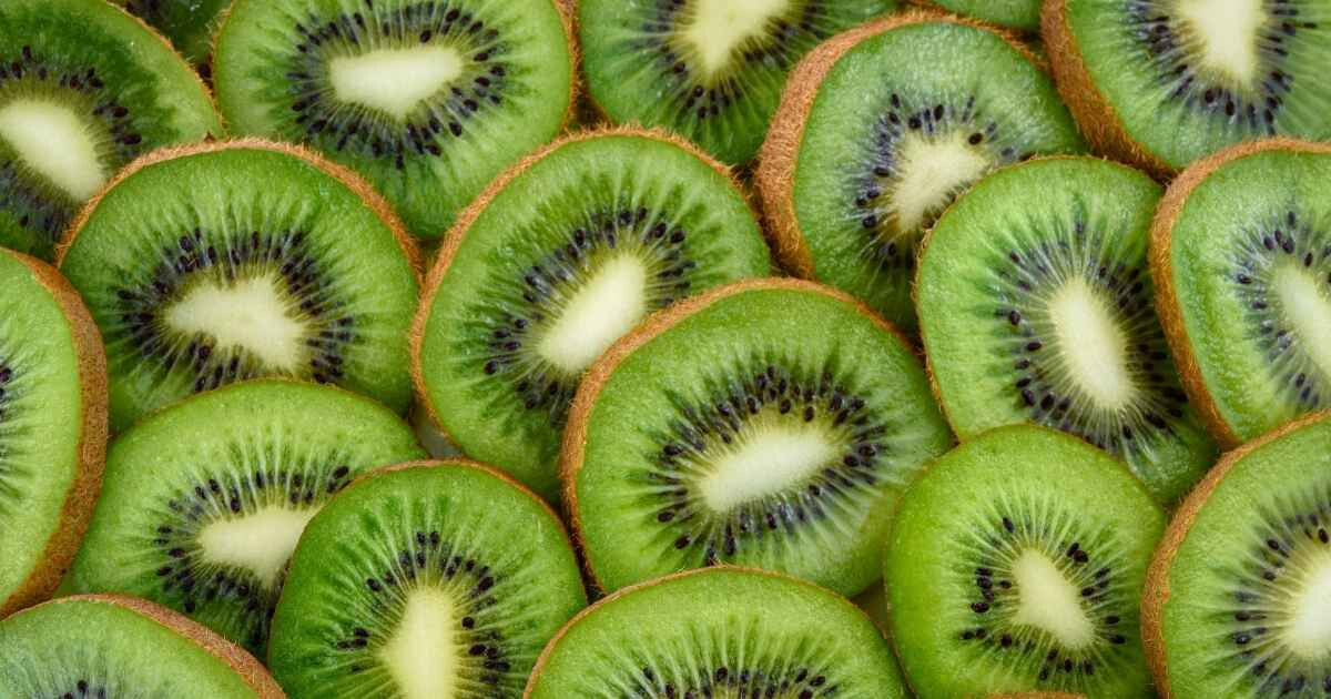 Kiwi bienfaits : 10 super-pouvoirs de ce petit fruit
