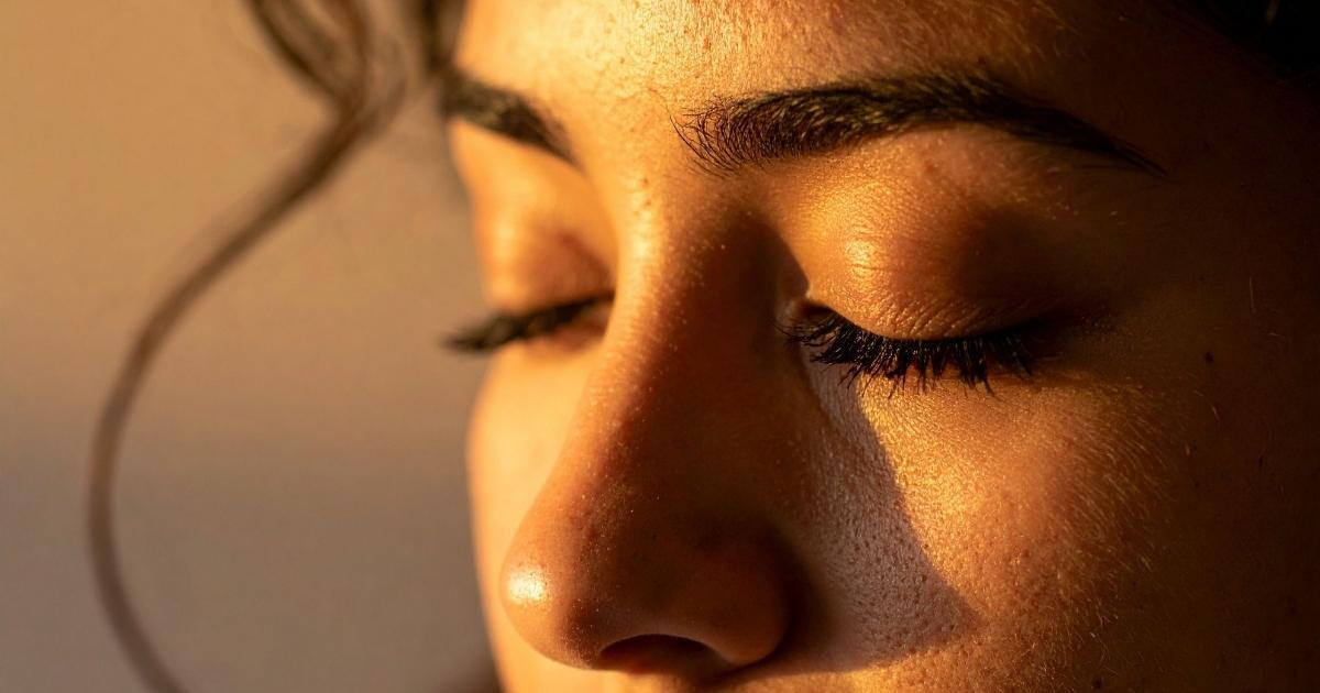 Image pour l'article Paupière tombante : 7 solutions naturelles pour remonter vos paupières