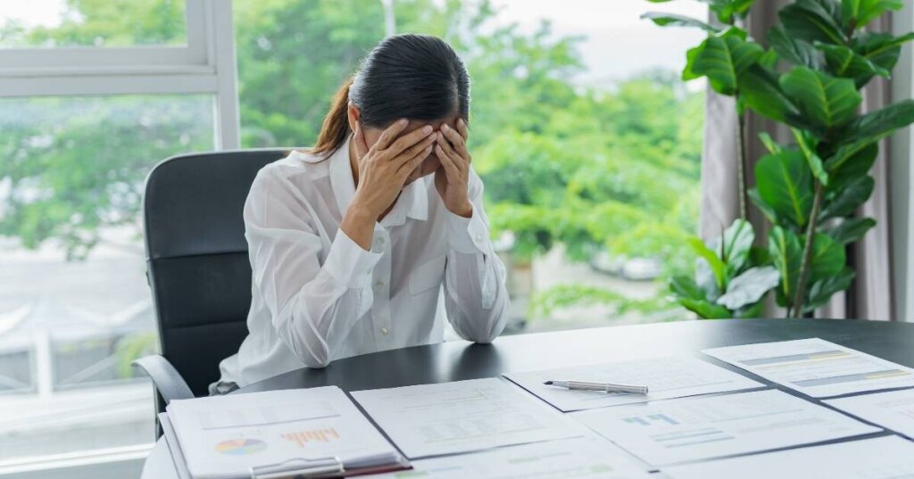 femme qui a une migraine et qui peut essayer l'ostéopathie pour soulager ses douleurs