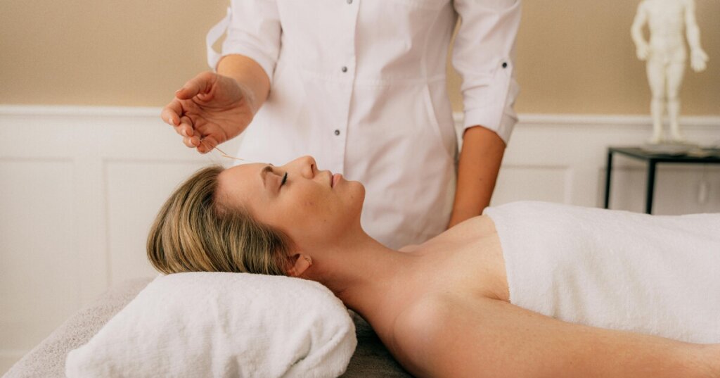 femme pendant une séance d'acupuncture