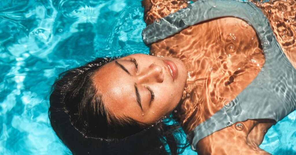 femme-apaisée-dans-une-piscine
