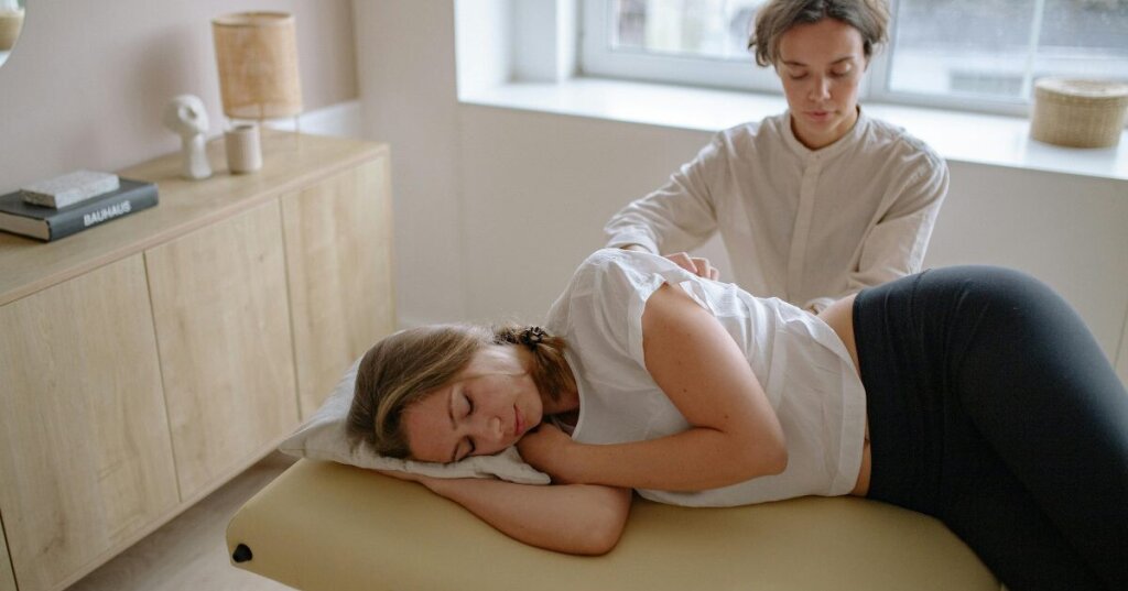 femme-pendant-une-séance-avec-un-chiropracteur