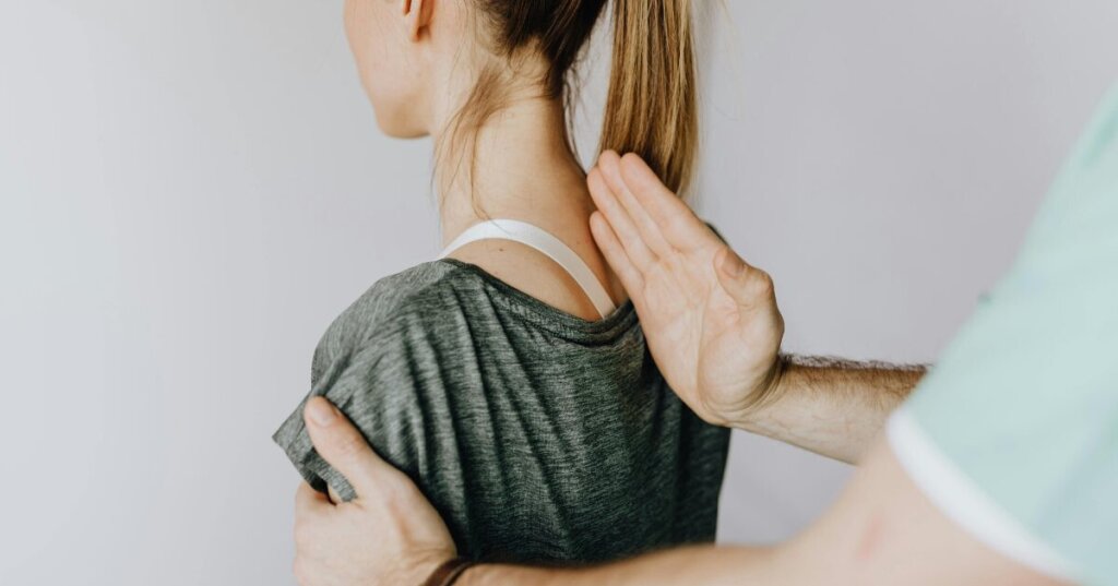 femme-qui-participe-à-une-séance-avec-un-chiropracteur