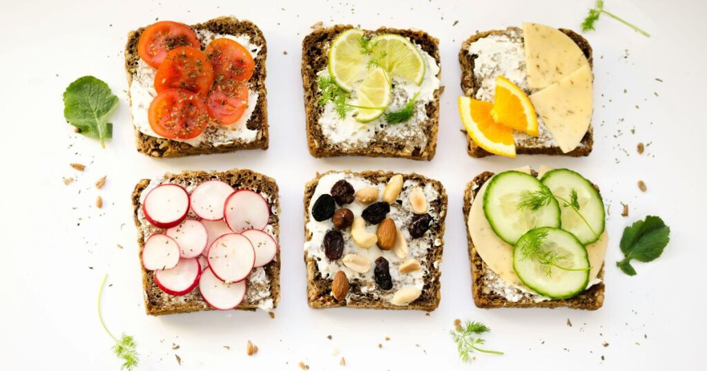 tartines équilibrées avec des légumes et des protéines