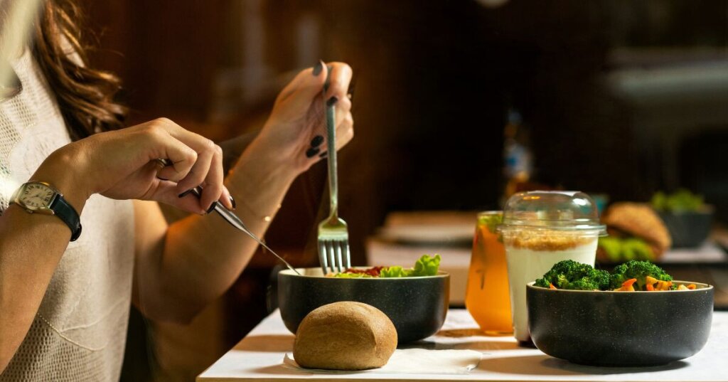 femme mangeant des plats sains et équilibrés