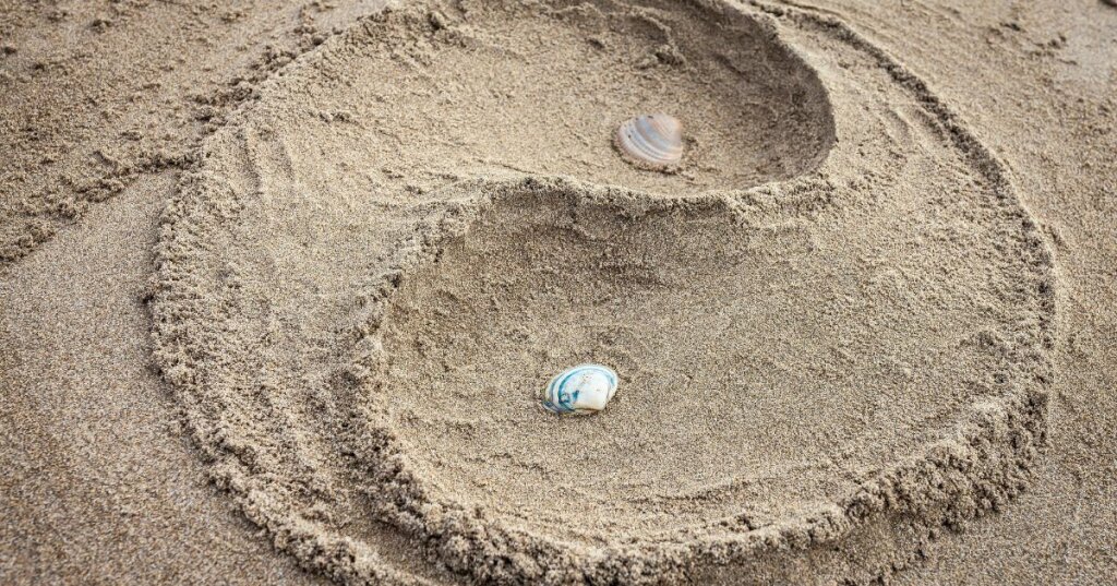 symbole du Yin et du Yang dans le sable