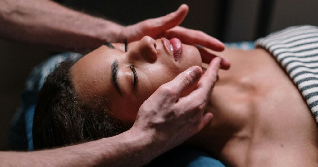 femme qui se fait masser le visage