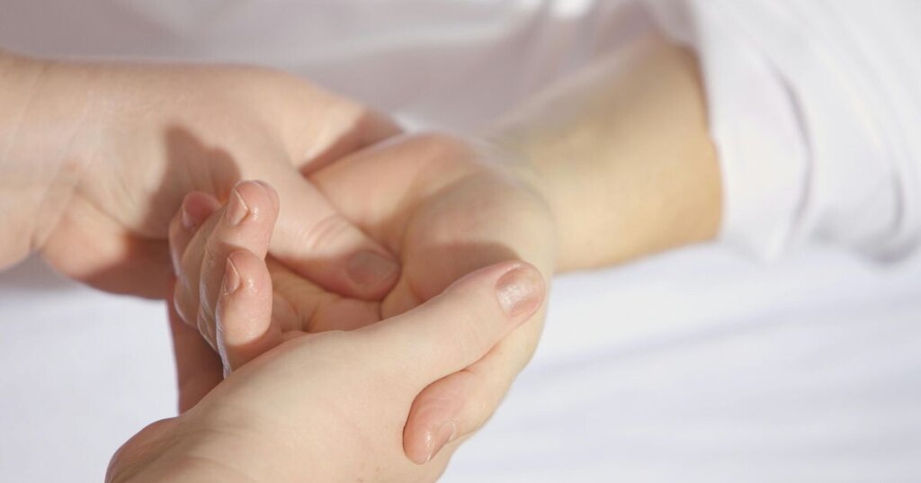 point d'acupression sur la main d'une femme