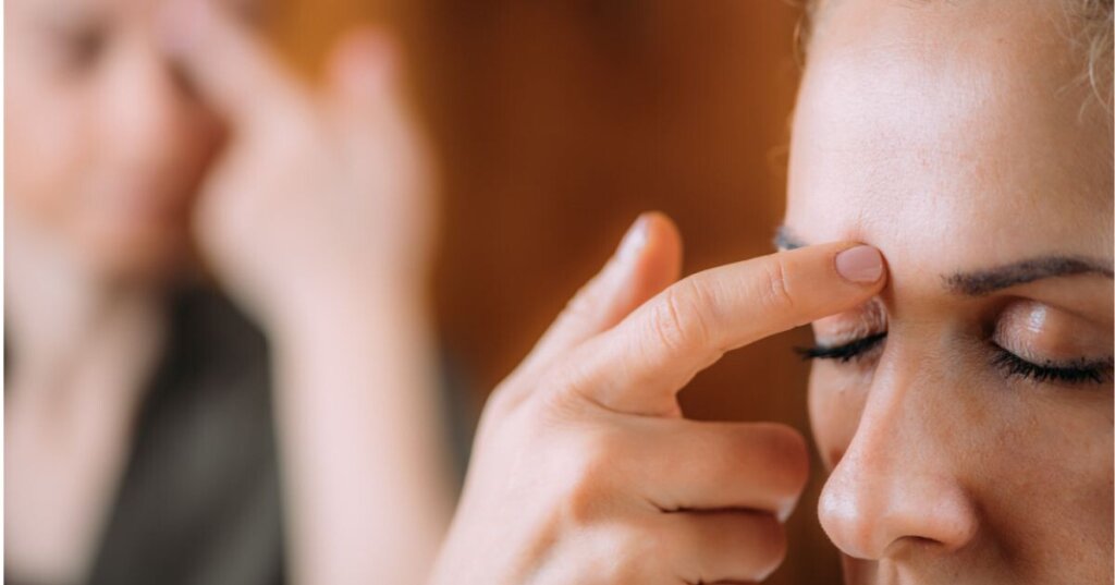 séance d'EFT avec des tapotements sur le visage
