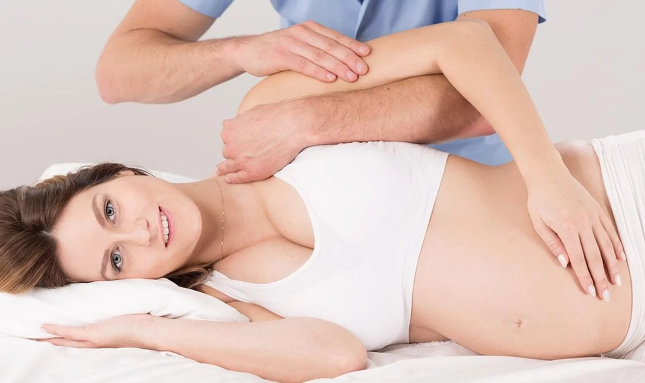 ostéopathie et grossesse femme allongée