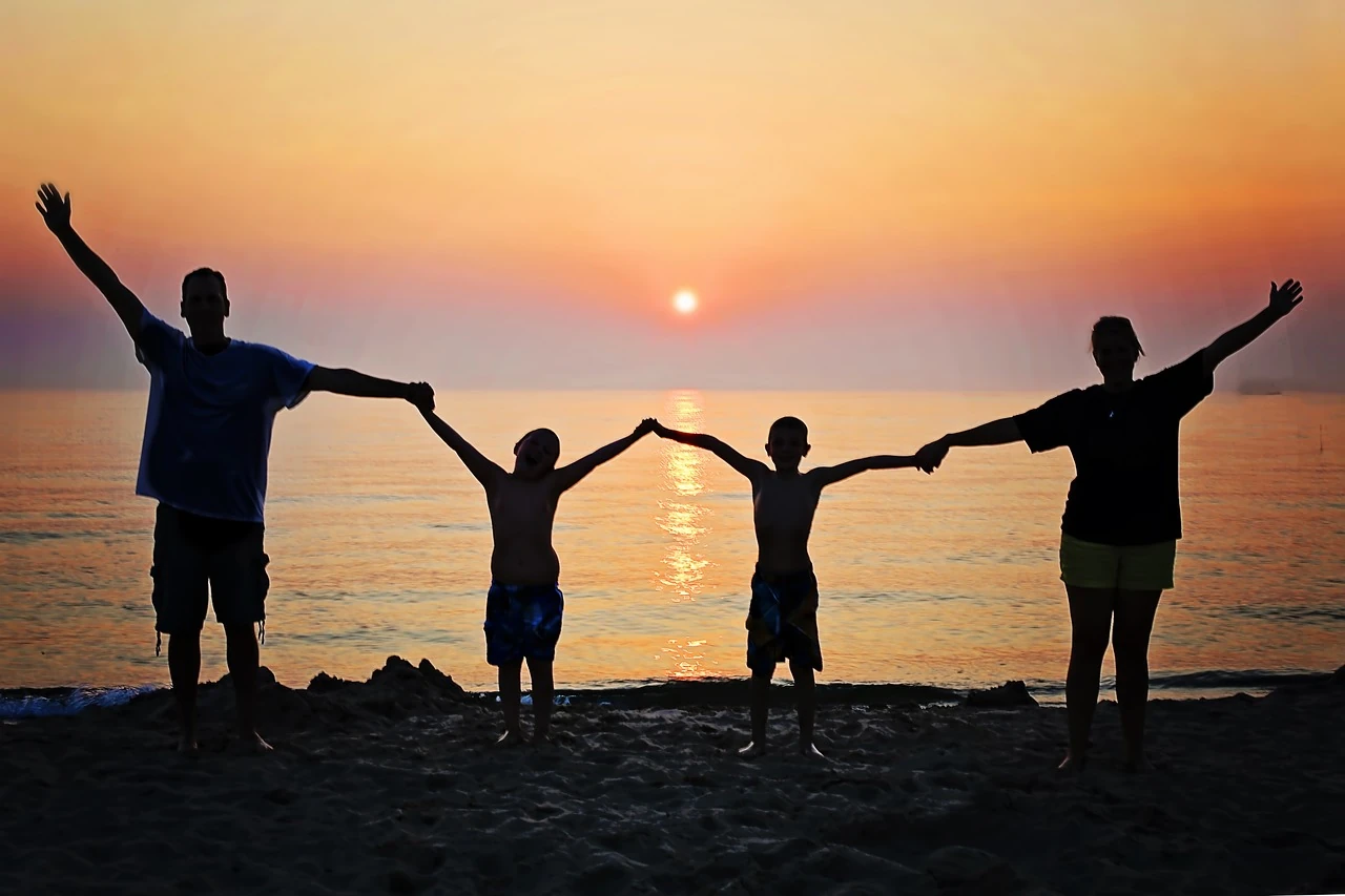 bonheur famille plage couche de soleil