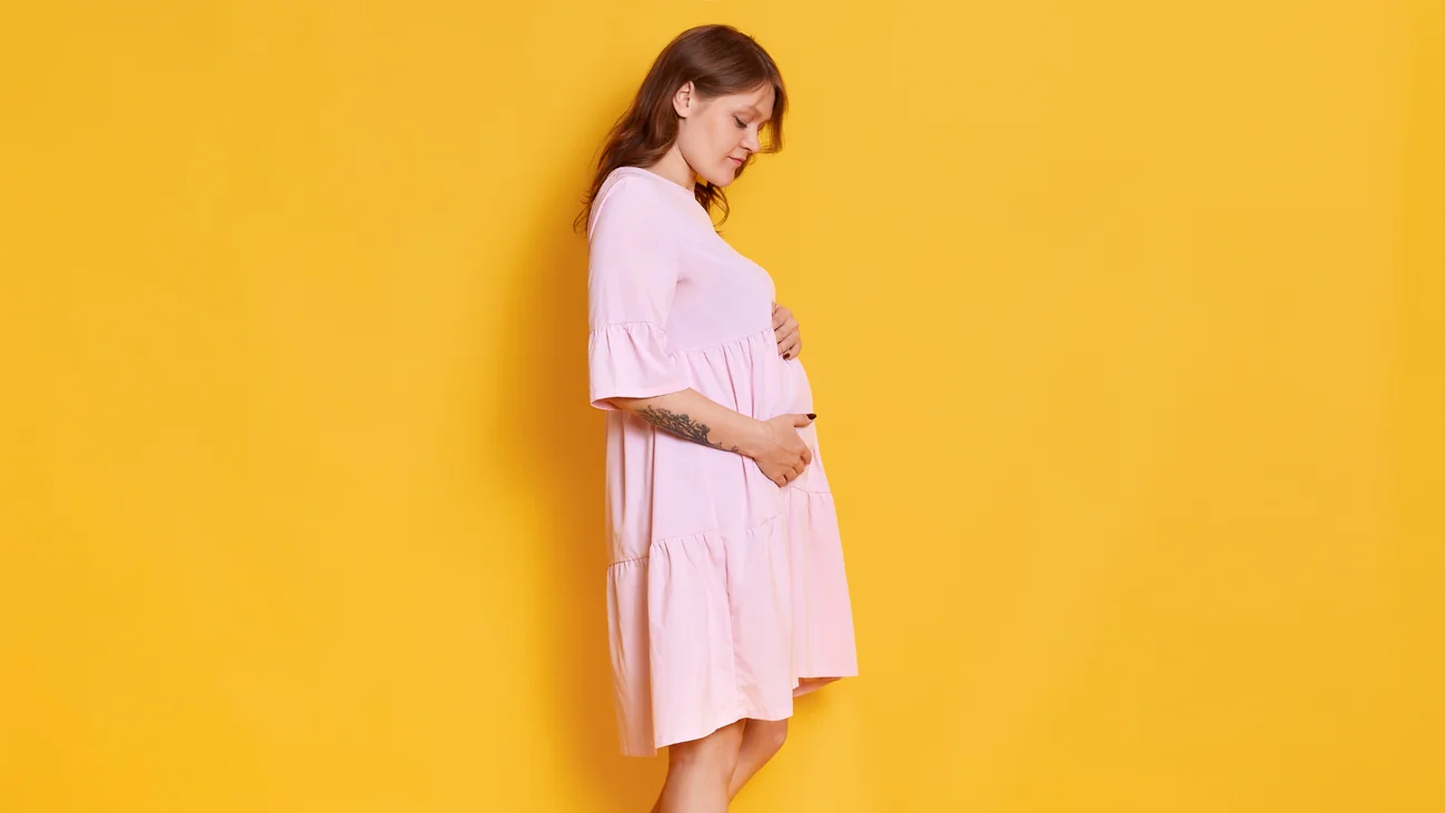 femme enceinte fond jaune
